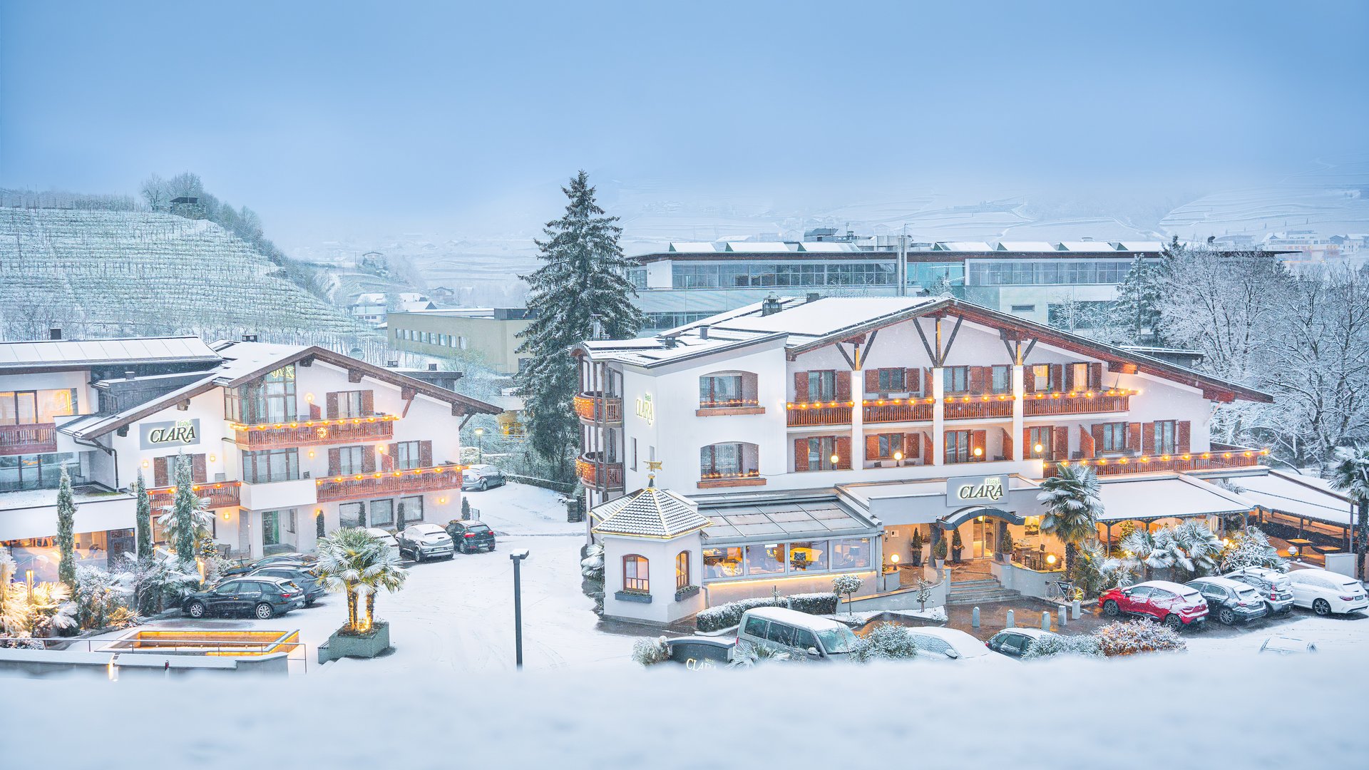 Hotel innevato con luci accese in un paesaggio invernale